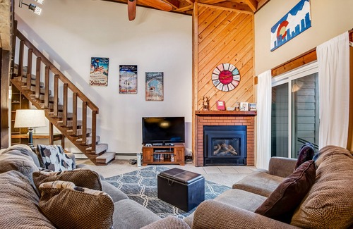 Wildernest Condo | Convenient, family-friendly condo with mountain views, onsite pool/hot tubs