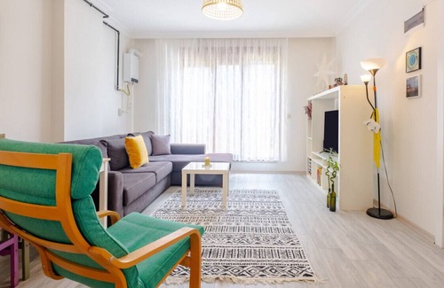 Maltepe Apartment | Convenient Flat 5 min to Metro 10 min to Coast