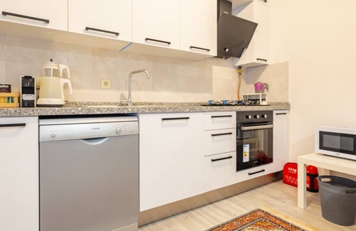 Maltepe Apartment | Convenient Flat 5 min to Metro 10 min to Coast