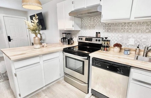 Tallahassee Condo | Convenient Game Day 1BR Condo Near FSU Stadium