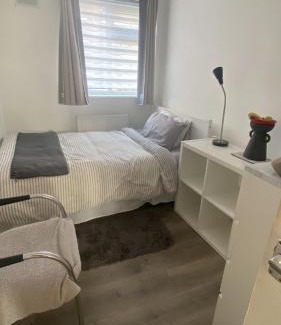Larkhall House | Convenient Home-stay