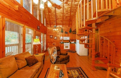 Gatlinburg - Pigeon Forge Cabin | Convenient Location, Between G. Burg 7 P. Forge and mins to everything Pets OK