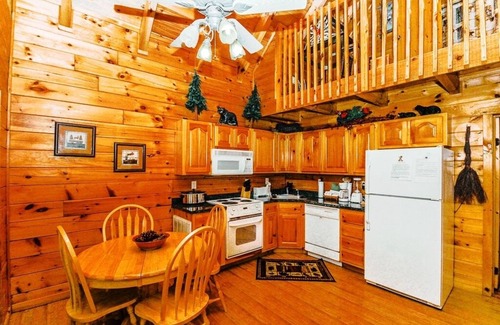 Gatlinburg - Pigeon Forge Cabin | Convenient Location, Between G. Burg 7 P. Forge and mins to everything Pets OK