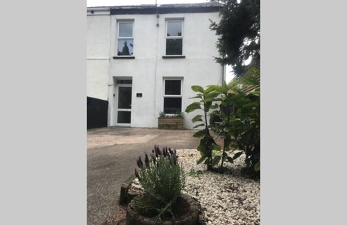 Carmarthen House | Convenient location overlooking the park.10 mins walk to town
