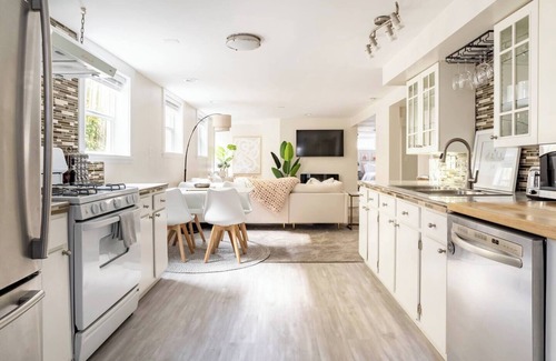 West Queen Anne Apartment | Convenient location! The Urban Oasis