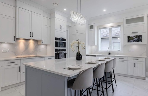 Richmond House | Convenient & Luxurious Brand New Home Near Airport (Long-term Bookings)