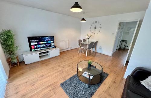 Salford Apartment | Convenient Manchester city centre 3BD with free parking