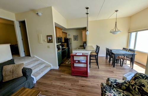 Warren Condo | Convenient Skier-friendly 1BR condo, pool, hot tub, gym, tennis, fireplace, wifi