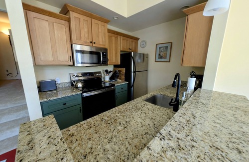 Warren Condo | Convenient Skier-friendly 1BR condo, pool, hot tub, gym, tennis, fireplace, wifi