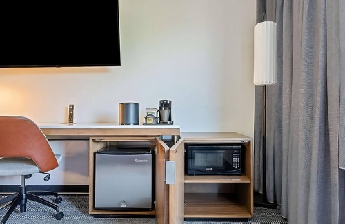 San Ramon Hotel | Convenient Stay! 2 Contemporary Units, Swimming Pool, Pet-friendly, Free Parking