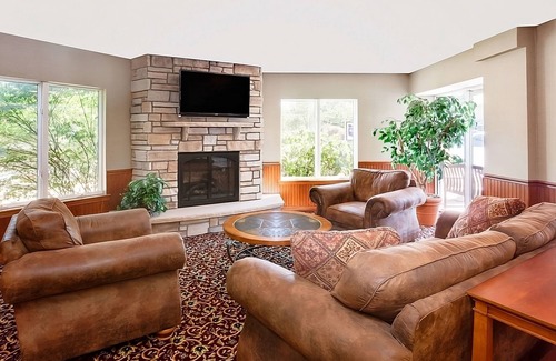 Traverse City Hotel | Convenient Stay at Knights Inn Traverse City! Free Parking, Onsite Pool
