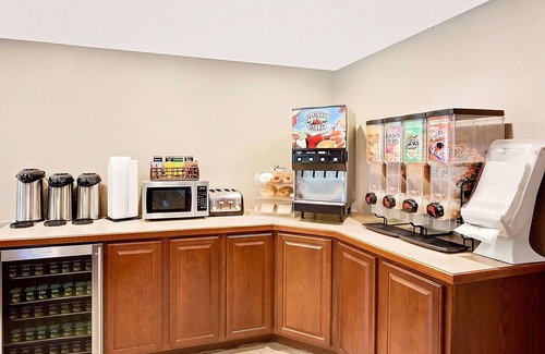 Traverse City Hotel | Convenient Stay at Knights Inn Traverse City! Free Parking, Onsite Pool