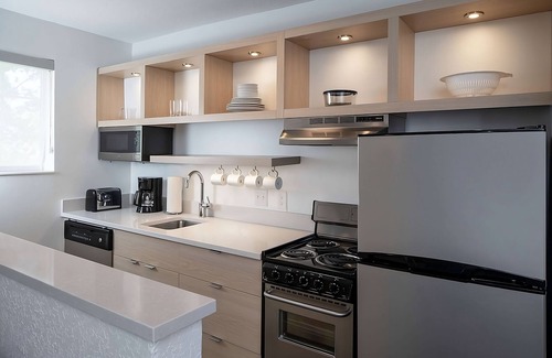Falls Church Hotel | Convenient Stay! Fully-furnished, Pet-friendly, Near Washington Monument!