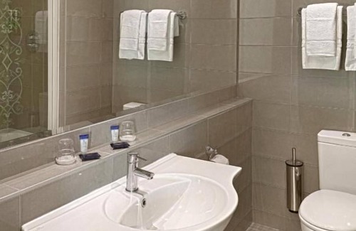 City Centre Dublin Hotel | Convenient Stay in Dublin Downtown! Close to Irish Whiskey Museum and Dublin Zoo