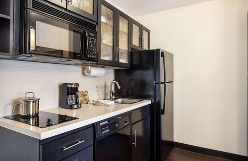 Troy Hotel | Convenient Stay in Detroit! 2 Modern Units w/Parking, Fully equipped Kitchens