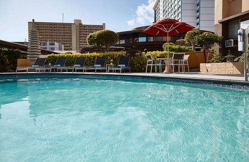 Ala Moana House | Convenient Stay in Hawaii! Onsite Pool, Pets Allowed, Minutes to Bishop Museum
