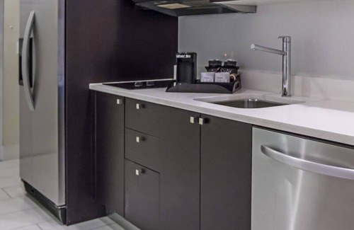 Ludlam Hotel | Convenient Stay in Miami! Close to Everything | 3 Spacious Rooms w/Balcony