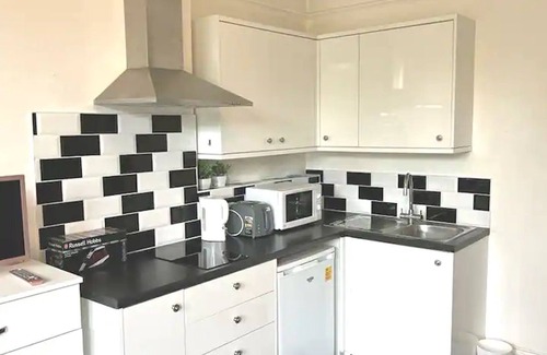 Ealing Common Apartment | Convenient Studio Apartment, Ealing
