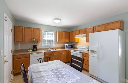 Winston - Salem House | ✨Convenient to I-40, DT, Wake Forest, UNCSA, WSSU, Benton Center, & Hospitals✨
