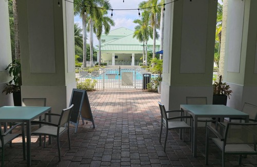 Ludlam Condo | Conveniently close - Convention Center, King Suite