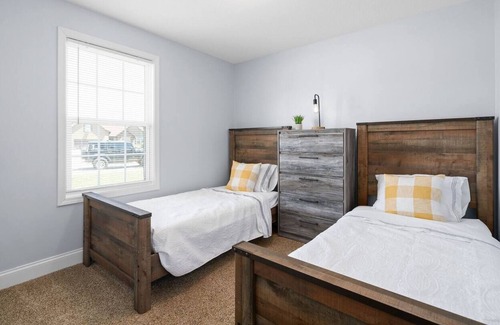 Clarksville House | Conveniently located Cul-de-sac Home for 7