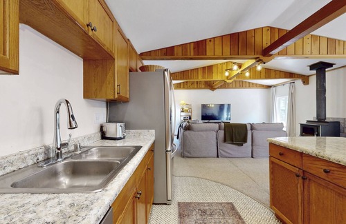 Donner Lake Woods House | Conveniently located home with fully stocked kitchen, w/d, fast wifi & loft