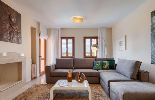 Kouklia House | Conveniently located in the Zephyros Village development of the Aphrodite Hills resort, this propert