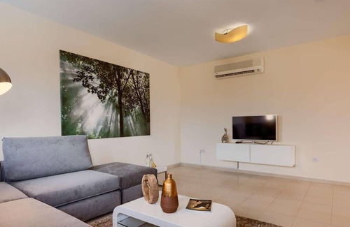 Kouklia House | Conveniently located in the Zephyros Village development of the Aphrodite Hills resort, this propert