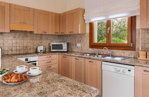Kouklia House | Conveniently located in the Zephyros Village development of the Aphrodite Hills resort, this propert