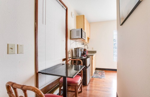 Mid-Beacon Hill Apartment | Conveniently located South Seattle studio with WiFi - close to downtown