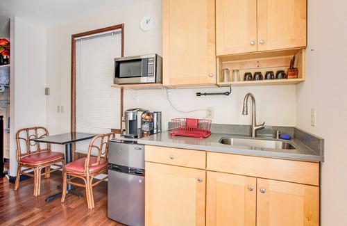Mid-Beacon Hill Apartment | Conveniently located South Seattle studio with WiFi - close to downtown
