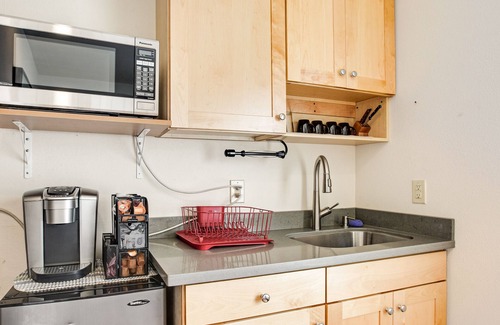 Mid-Beacon Hill Apartment | Conveniently located South Seattle studio with WiFi - close to downtown