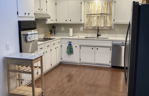 Alcoa House | Conveniently located to Knoxville Airport, Great Smoky Mountains, Univ. TN