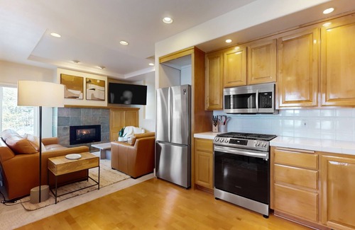 Broken Top House | Conveniently located townhome with kitchen, kitchenette, balcony & fireplace
