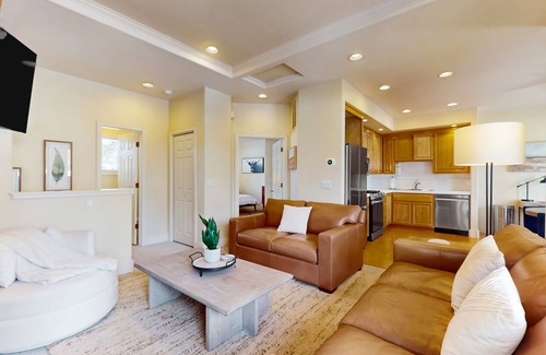 Broken Top House | Conveniently located townhome with kitchen, kitchenette, balcony & fireplace