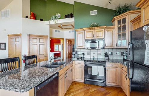 Estes Park House | Conveniently located condo with private hot tub & great views