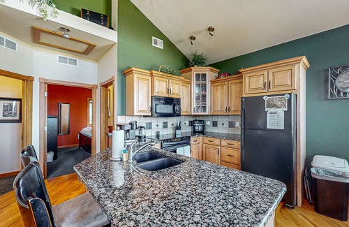 Estes Park House | Conveniently located condo with private hot tub & great views