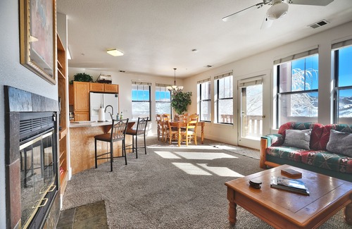 Pinebrook Condo | Conveniently located-Park City condo with deck and mountain views