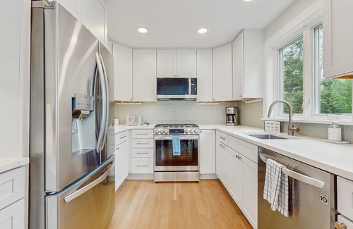 Wellfleet House | Conveniently located and renovated cottage with lovely views & chef's kitchen