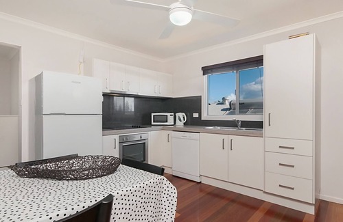 Yamba House | Convent Cottage | Pet friendly home in the center of town