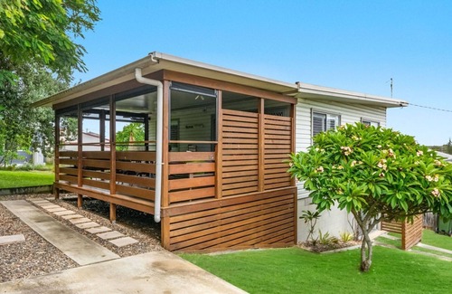 Yamba House | Convent Cottage | Pet friendly home in the center of town
