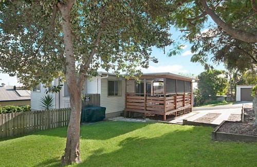 Yamba House | Convent Cottage | Pet friendly home in the center of town