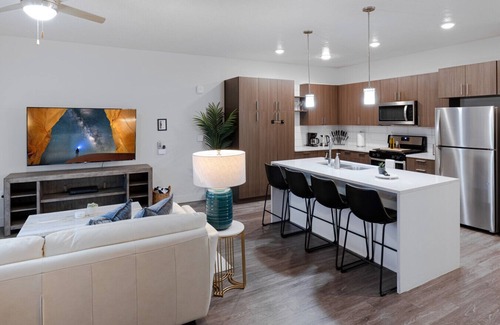 Rio Grande Apartment | Convention Ctr Luxury 1BR Pool Gym Hot Tub