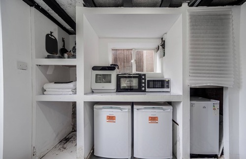 Kenton Apartment | Converted Cinema/Art Room to Studio Apartment nn