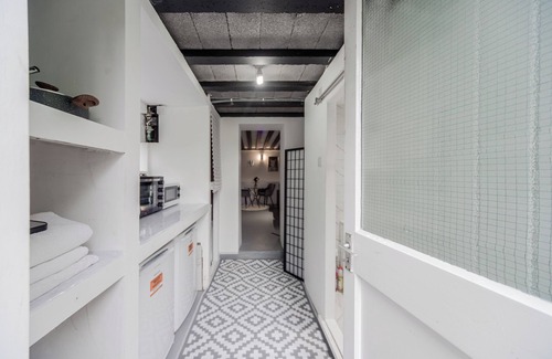 Kenton Apartment | Converted Cinema/Art Room to Studio Apartment nn