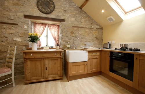 Kirkbymoorside Cottage | Converted stable Mews Cottage with one king bed Sleigh bedroom