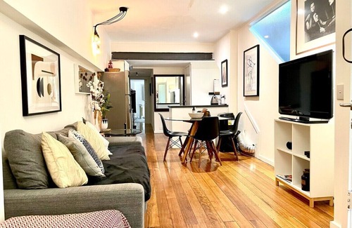 Seddon Apartment | Converted warehouse apt 17min from CBD