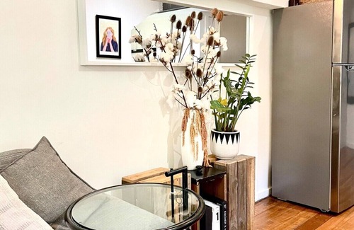 Seddon Apartment | Converted warehouse apt 17min from CBD