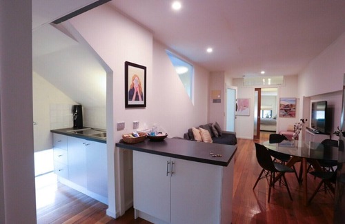Seddon Apartment | Converted warehouse apt 17min from CBD