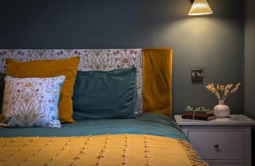 Llaneilian House | Converted Welsh Sunday School with Sea View & Garden on Anglesey - Dog Friendly